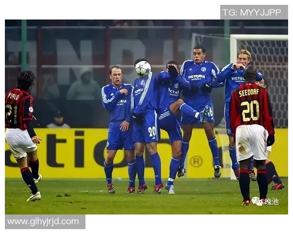 国际米兰与沙尔克在欧冠赛场的激烈对决与历史回顾